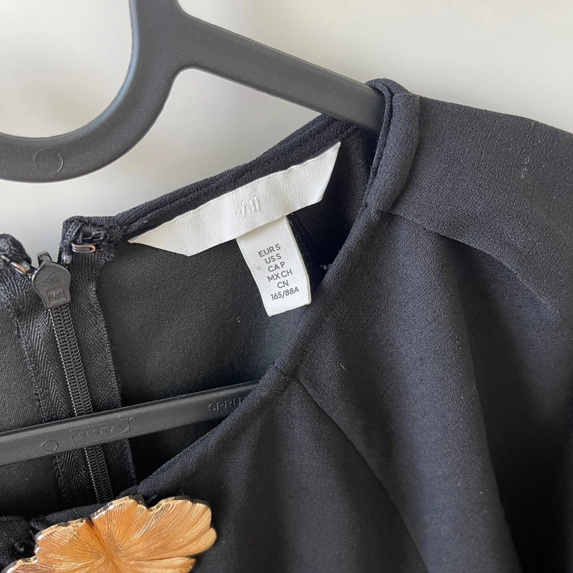 Svart kort klänning med puffärm H&M - 3