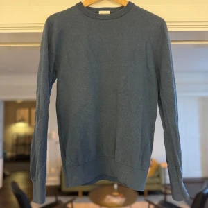  John Henric Merinoulltröja  - Snygg mörkblå rundhalsad tröja från John Henric i 100% merinoull. Klassisk modell med ribbade muddar vid ärmslut. Knappt använd. Står st M, men passar st S