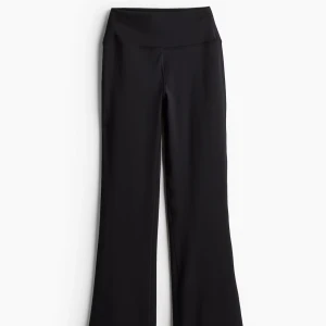 Flared yoga pants  - Svarta flared yoga pants från Move h&m med hög midja och stretchigt material. Perfekta för träning eller chill, med diskret logga baktill och mjuk känsla. Snygg passform med utsvängda ben som ger en modern vibe.