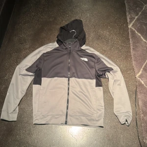North Face zipup hoodie - Bra skick