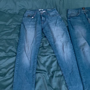 Blå jeans från Lee och Quality Clothing - Hej säljer två par jeans Lee, Austin 31/32 Hansen&Jacob 31/32. Båda är straight/slim. Båda är använda. HJ är det inget fel på. På Lee är baksidamärket i dåligt skick och gylfen går upp (lätt att fixa gylfen). 200 för lee och 700 för HJ