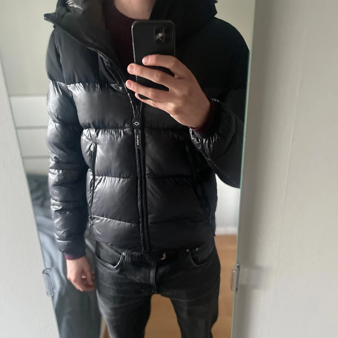 Svart replay pufferjacka, glansig