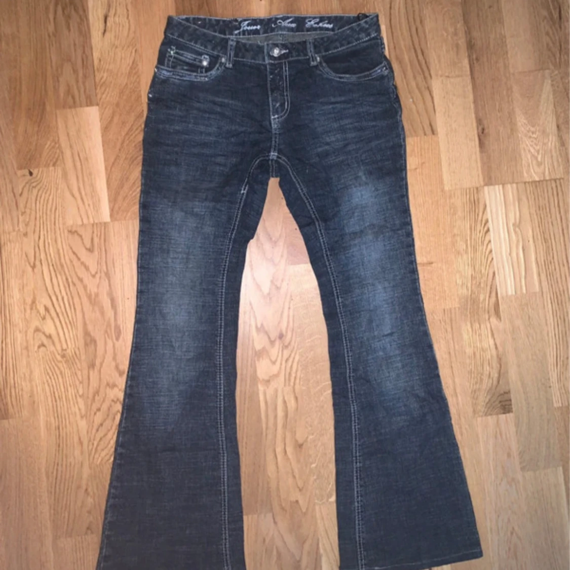Mörkblå bootcut jeans från Jouer Aux Echecs