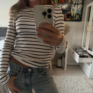 Randig långärmad!! - Randig tröja från Gina!! Super snygg, knappast använd därav säljs den!❣️