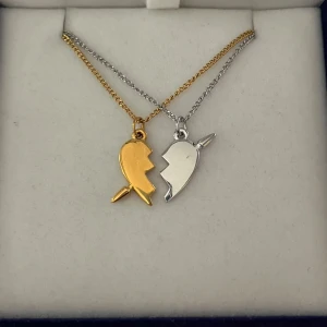Maria Nilsdotter ”You and Me” inspirerat halsband - Aldrig använda, 18K guldpläterad och silverpläterad och tillverkade i rostfritt stål. Kedjornas längd är  40+5 cm och nickelfria. Om du har fler frågor, tveka inte att höra av dig 🤗