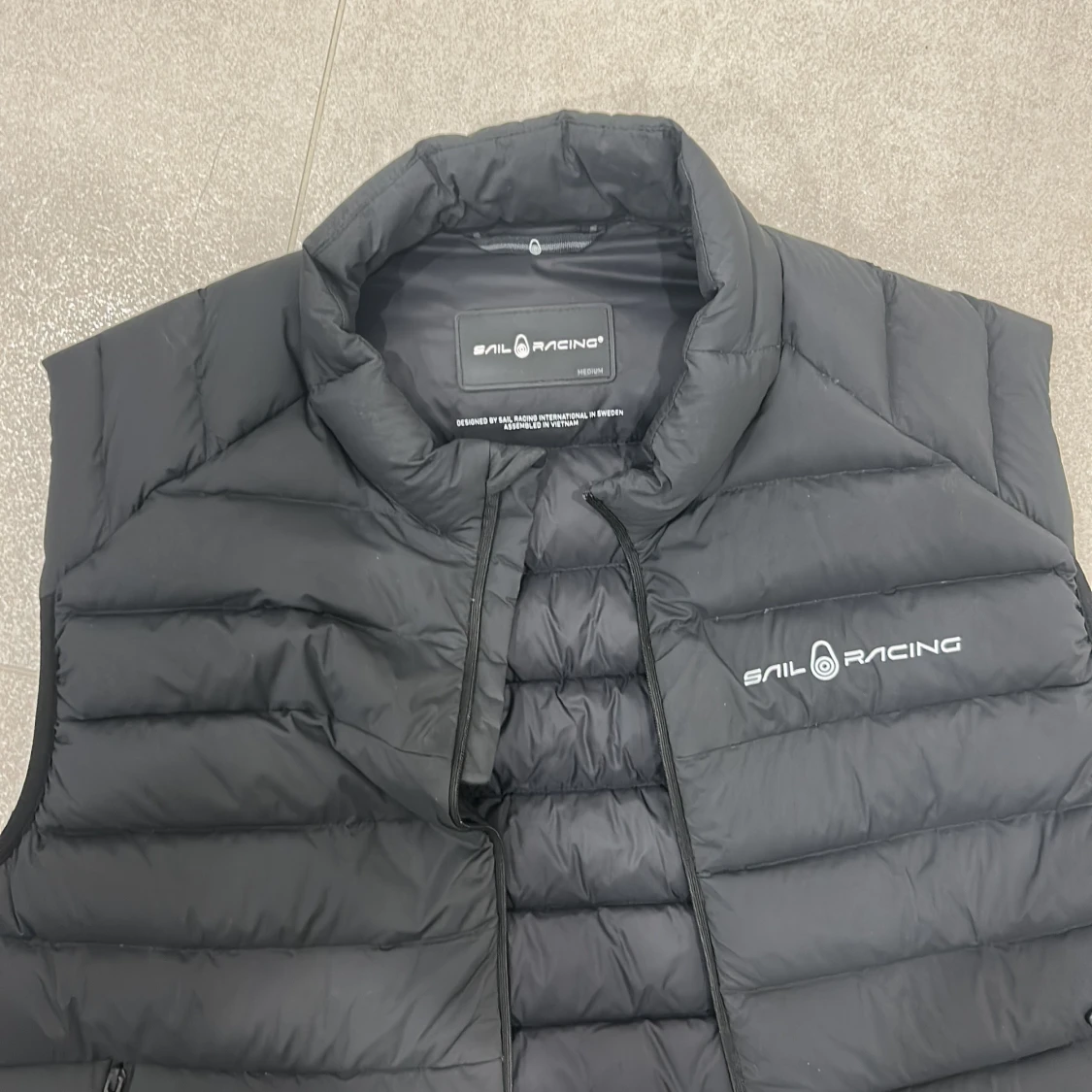 Svart dunväst från Sail Racing - 2
