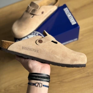 Birkenstock Boston beige mocka - Riktig sköna Birkenstock bostons i beige mocka. I Storlek 44. Skick 9/10. Skolådan medföljer! Pris kan diskuteras.