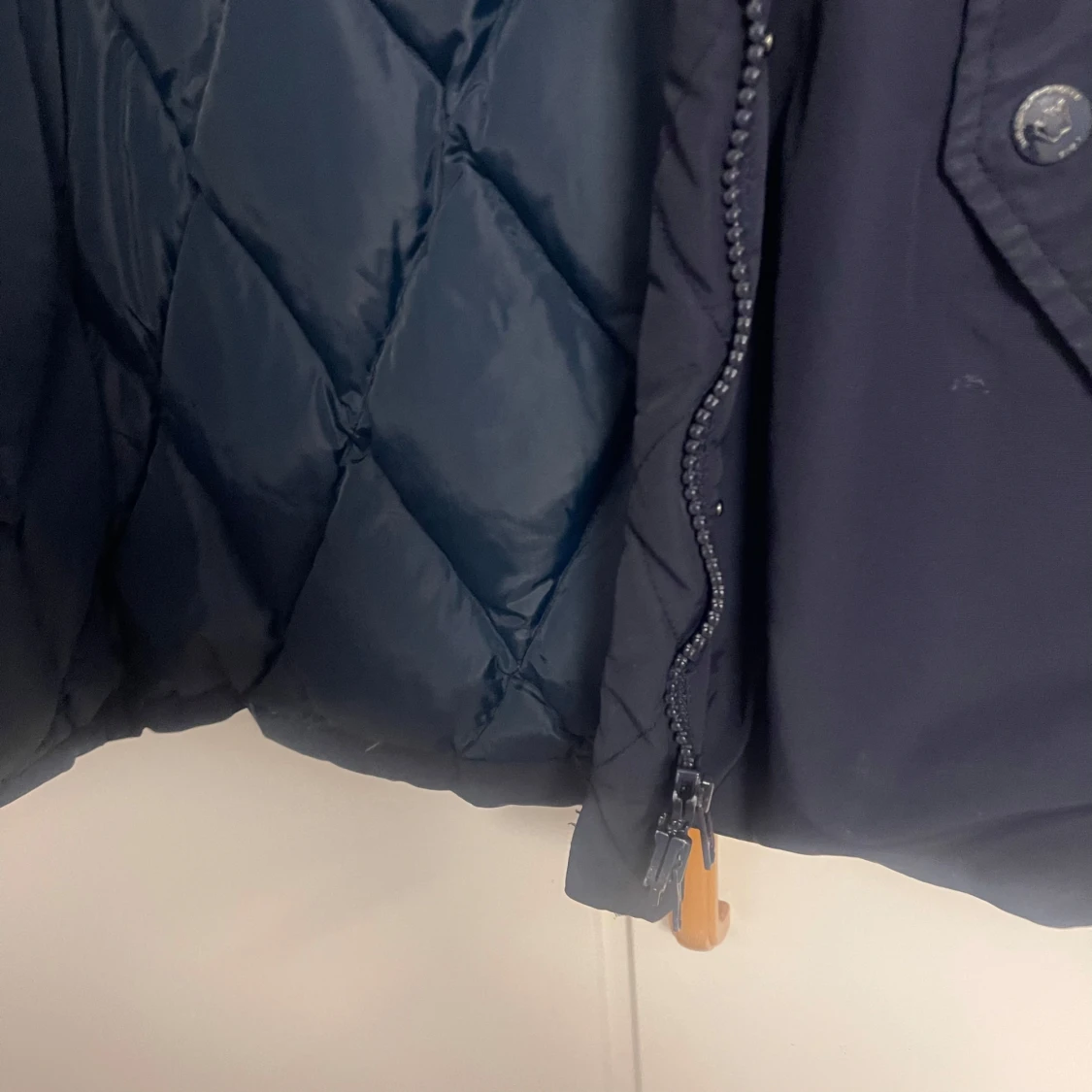 Mörkblå parkas från Svea med fuskpäls - 4