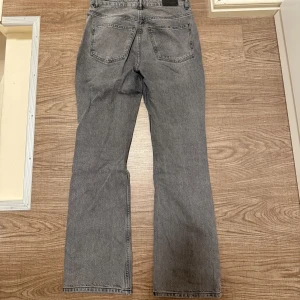 Gråa jeans  - Säljer ett par gråa jeans från Gina Tricot, modellen Perfect Jeans. Använda men fortfarande i fint skick. Dom är i storlek 36. 