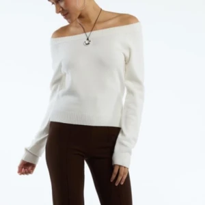 Vit offshoulder stickad tröja  - Superfin vit stickad tröja från Amisu med offshoulder-modell. Super snygg tröja som bara har testats, den är helt ny med prislapp. Den är i storlek m men tycker verkligen inte att den är som en M då den är lite mer som en S och jag brukar använda xs, skiv för egna bilder! 