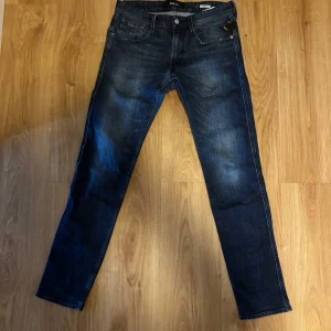 Replay jeans - Snygga mörkblå jeans från Replay i storlek 31 32, finns ett litet hål på baksidan (se 3e bild)  