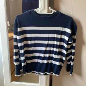 Randig blåvit tröja från MNG - Snygg långärmad tröja från MNG i marinblått och vitt med klassiska horisontella ränder. Tröjan har rund halsringning och är tillverkad i mjukt material som passar perfekt för en chill och stilren look.