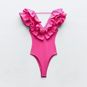 zara body rosa - supersnygg volang body från zara. aldrig använd och lapparna är kvar. säljer då den inte kommer till användning!!💞💞💞säljs inte längre