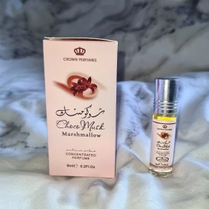 Choco Musk Marshmallow parfymolja - Inspirerad av Kayali Yum Boujee Marshmallow. Koncentrerad parfym med marshmallow-tema från Crown Perfumes. Smidig roll-on flaska, perfekt att ta med. Helt oöppnad. 