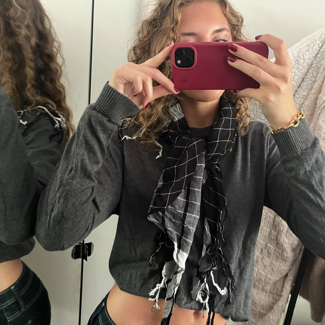 Svart och vit rutig halsduk med fransar