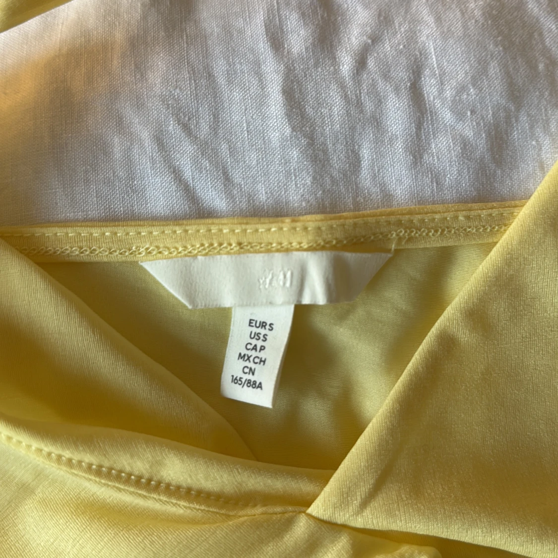 Gul linnetopp med volang från H&M - 2