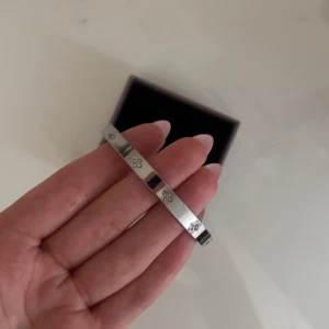 armband  - så fint silvrigt armband❤️❤️kanppt använt då jag använder guld🥹🥹