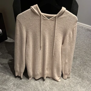 Beige hoodie från Gardegrisch, S - Beige merinoull tröja från gardegrisch. Använd lite, passar ungefär om du är runt 170-175 cm
