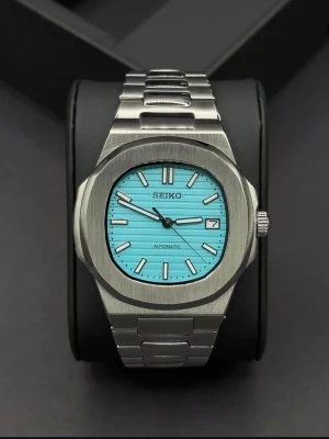 Tiff Blue S Mod  - En riktigt fin och lyxig tiffany blue seiko mod till salu, Klockan kommer med box, resväska och verktyg för länken vid köp. Rörelsen är Seiko automat. Har du fler frågor skicka iväg ett PM 