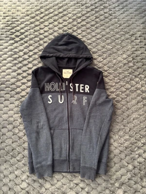 Hollister zip hoodie  - Skick: 8/10 || Storlek: S || Pris: 449 || Inga defekter || Passar längd 175 || Hör av er vid frågor! 