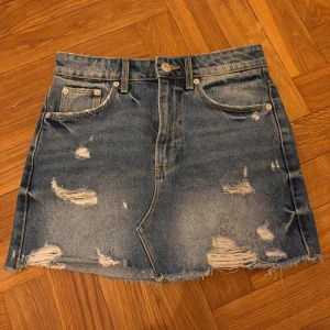 Jeanskjol - Skitsnygg!! Hade lätt behållt om den inte var för liten💓😊