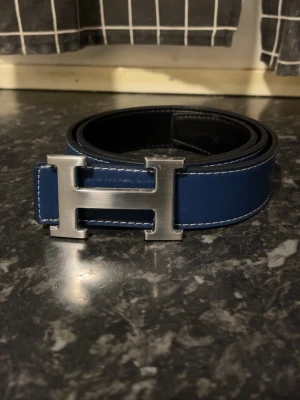 H bälte  - Ett fint h bälte med en klassiskt h buckla. 