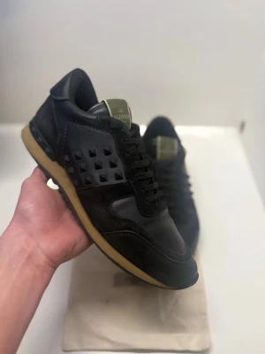 Valentino rockrunners  - Säljer ett par tvär snygga valentino rockrunners i svart. Storlek 42 men passar även 43, skicket är väldigt bra med inga defekter. Tyvärr ingen og box men dustbag ingår såklart. Kan gå ner i pris vid snabb affär, vid nån fundering är det bara att fråga😊