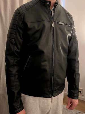 Skinnjacka - Hjälper min pappa att sälja en skinnjacka från Jack&Jones som är i fint skick och knappt använd🤍Köparen står för frakten🤍