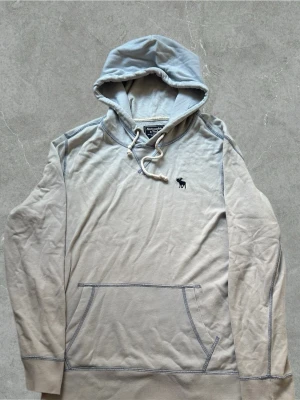Abercrombie&fitch hoodie  - Ljusblå abercrombie&filtch hoodie. Mycketbra skick. Skickas inom 1 dag efter köp. Skickas bara me PostNord🙌🏼för frågor osv så är de bara å kontakta mig😇🙌🏼
