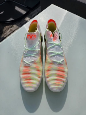 Puma fotbollskor ultimate - Jag säljer dessa coola puma fotbollskorna som jag vann i en tävling, jag har sparat skorna i typ 6 månader nu men dem är aldrig använda. Bara skorna ingår. Priset inte hugget I sten!