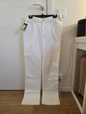 Armani Jeans - Ett par vita jeans från Armani Jeans. Byxorna har en klassisk design med fickor fram och bak, samt en dragkedja. På bakfickan finns en broderad Armani Jeans logotyp.  Aldrig använda ✅️ Prislapp kvar ?✅️ Rena och fina ✅️ STORLEK: 40-42  Vid köp av 2 eller fler produkter på min profil skickas produkterna samma dag annars skickas produkten nästkommande dag
