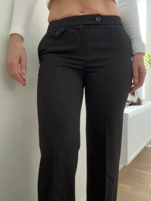 Nya svarta kostymbyxor PW Mina med raka ben - Snygg modell med medelhög midja och raka ben, pressveck och med slits längst ner vid foten på benen.  Super snygga och med fin linning, liten detalj med extra ficka, snygg knäppning och lite stretch (2% elastan) så byxorna är väldigt sköna. Det är även 30 % viskos i vilket ger en väldigt mjuk och skön passform.                                        Nya med prislapp! Nypris 359 sek  🤩Se gärna mina övriga annonser, tycker du om denna så tycker du säkert om fler av mina artiklar.