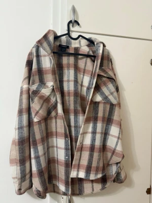 Kofta/kappa - Fin tunn vår kofta från lindex, storlek M. Använd få gånger 