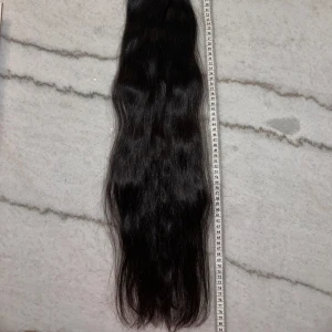 Äkta hår! 80cm 180gram - Lyxigt keratinvax löshår – 180g, 80cm (Oanvänt!)  Säljer ett helt nytt och oanvänt keratinvax löshår av hög kvalitet! Håret väger 180 gram och är 80 cm långt, perfekt för en fyllig look.  ✨ Äkta hår – kan stylas med värme ✨ Silkeslent & glansigt ✨ Keratinfästen  Nypris 4700kr, mitt pris 2900kr