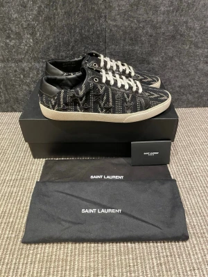 Saint Laurent skor  - Hej, säljer nu dessa svin snygga ysl skor. Extremt rare! Skorna är i nytt skick! Begränsat antal boxar och dustbag. Hör av dig vid frågor. 43 1/2 men passar 43