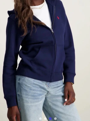 Ralph lauren zip hoodie - Säljer min Ralph lauren zip hoodie då den är för liten för mig. Den har använts väldigt få gånger och är helt i nyskick. Köpt för 1295kr och pris kan diskuteras🤍