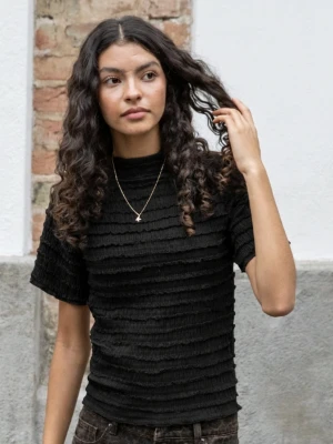 Svart ribbad topp - Jag Säljer en svart topp med korta ärmar och hög hals. Toppen har en ribbad struktur med horisontella ränder som ger en cool och modern look. Perfekt att styla med jeans eller kjol för en trendig outfit på bla sommaren💓 pris kan absolut diskuteras 