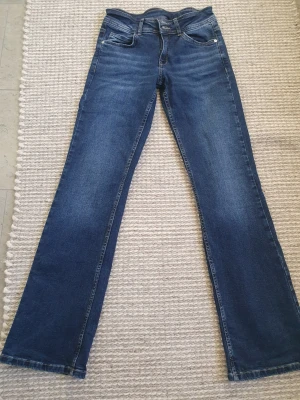 Kappahl bootcut jeans strl 170 cm. - Jättefint basplagg som söker nytt hem! Det står att den är 170 men skulle säga att den passar mindre storlekar också. Priset kan alltid diskuteras så kom gärna med förslag, frågor eller om fler bilder behövs💕💕