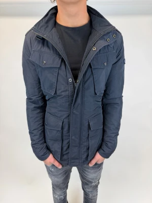 Woolrich Jacka  - Hej! Säljer nu denna väldigt snygga och eftertraktade Woolrich Fieldjacka!  Jackan är slutsåld överallt och går inte att få tag på… jackan är perfekt nu till hösten/vintern  Storlek S Ny pris: 6000 kr Säljs för: 1499 kr 