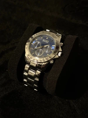 Hugo Boss klocka - 44mm Hugo Boss klocka Stilren och går att ändra storlek Helt ny oanvänd Paketet medföljer ej!