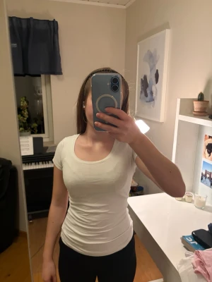 Vit tight t-shirt i XS - En basic vit t-shirt från Lindex i storlek XS. Modellen är tight med korta ärmar Och har rund halsringning. Tillverkad i mjuk bomull som känns skön mot huden. Knappt använd.