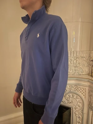 Ralph Lauren Quarter Zip Storlek S - Authentic Polo Ralph Lauren half zip sweatshirt in a clean blue color with iconic white logo embroidery on the chest. • Original Polo Ralph Lauren • Men’s size: S • Color: Blue • Half zip / quarter zip collar • Soft cotton fabric • Classic and timeless design Condition: Good used condition – normal signs of wear, no major flaws. Perfect for everyday wear, smart casual outfits, or classic preppy style. A versatile Ralph Lauren piece that works all year round. Details Brand: Polo Ralph Lauren Size