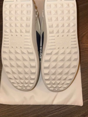 Valentino Garavani vita sneakers - Feta valentino Opens köpte tyvärr i fel storlek, aldrig använda eller suttit på en fot!