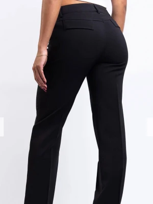 Kostymbyxor från Madlady - Hej! Säljer dessa jättesnygga kostymbyxor från Madlady, helt nya så aldrig använda men säljs pga att de är för långa. Modellen är Drew02Mid Raka kostymbyxor - svarta. Storlek 36, TALL. Egna bilder finns vid intresse detta är bilderna från hemsidan☺️ Nypris: 700kr Mitt pris: 400kr + ev frakt 