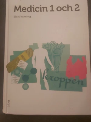 Medicin 1 och 2 - Upptäck människokroppen och medicin på ett enkelt och spännande sätt! Perfekt för dig som pluggar vård och omsorg på gymnasiet. Boken innehåller tydliga förklaringar, bilder, fallbeskrivningar och frågor som gör det lätt att förstå och lära sig om hälsa, sjukdomar och första hjälpen.