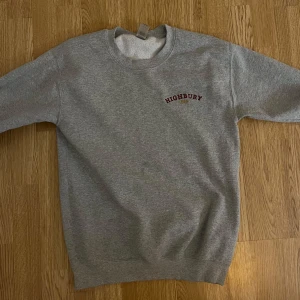 Arsenal sweatshirt  - Köpt från wensonretro som nu gått i konkurs. Står highbury på loggan som är Arsenals gamla arena. Storlek xs. Är i väldigt fint skick. 