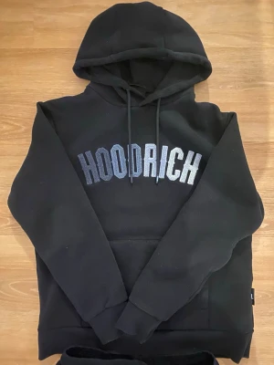 Hoodrich tracksuit - Svarta mjukisbyxor och hoodie från Hoodrich i storlek S. Skick 8/10 skriv vid funderingar 