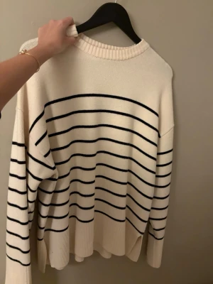 RANDIG OVERSIZED STICKAD TRÖJA - Storlek S men passar xs-m, väldigt stor i storleken!