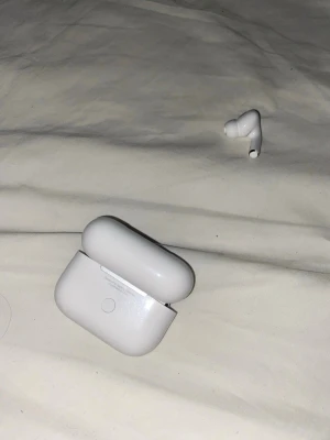 AirPods Pro - Säljer ett par Apple AirPods Pro med laddningsetui. Hörlurarna är trådlösa och levererar hög ljudkvalitet samt aktiv brusreducering. Skicket är gott, mindre spår av användning kan förekomma men inga synliga större skador. Perfekt för musik, samtal och träning.
