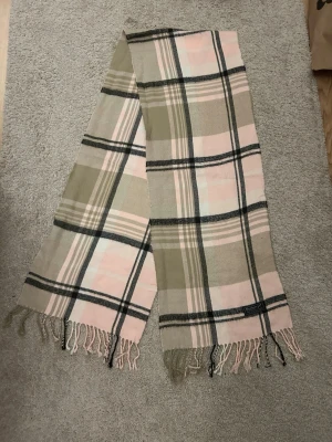 Burberry scarf - Säljer en klassisk rutig halsduk från Burberrys. Den är främst ljus rosa och beige. Helt ny utan några skador🤍 Pris kan diskuteras!